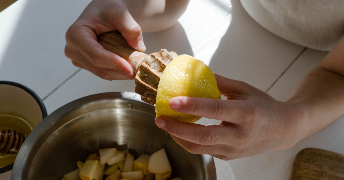 Criança preparando frutas durante atividade de educação alimentar e nutricional