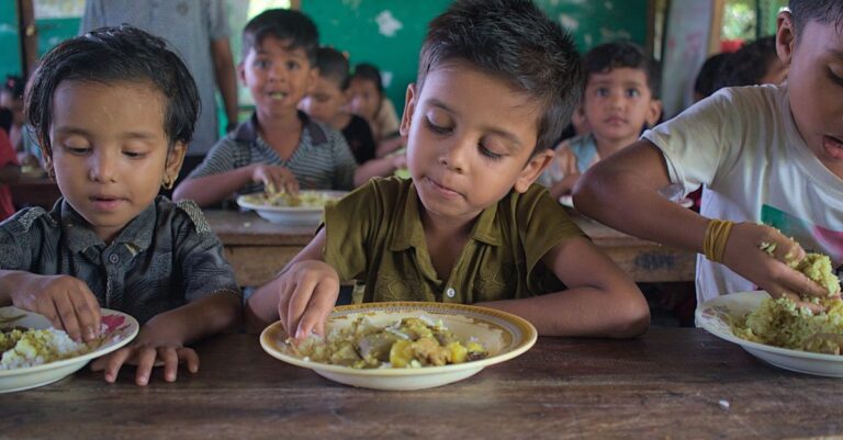 Crianças almoçando juntas em atividade de Educação Alimentar e Nutricional nas escolas