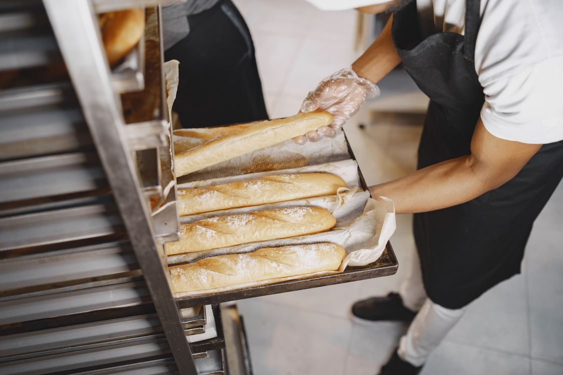 Higiene na manipulação de alimentos Profissional manipulando alimentos com cuidados de higiene
